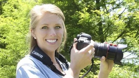 Learn beginner digital SLR photography in thirteen interactive lessons from a professional photographer.